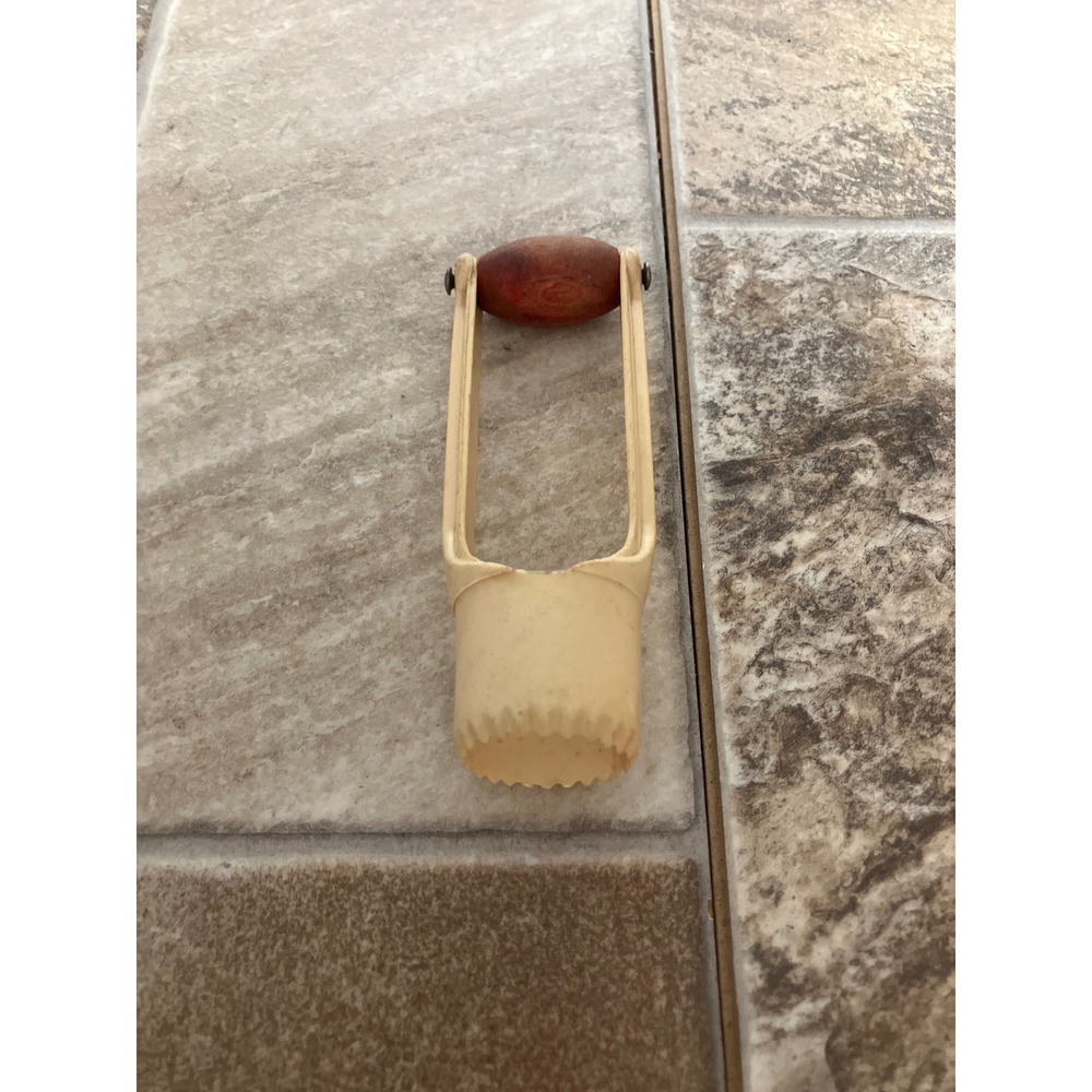 Vintage Serrated Fruit Vegetable Corer Red Wood Handle Made in USA Pat Pend